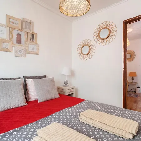 Lov'alfama, At In Lisbona