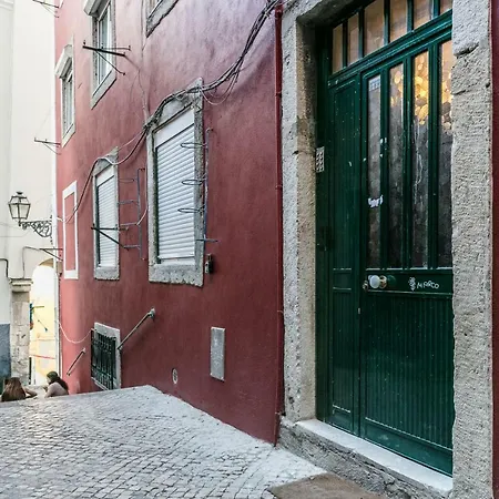 Lov'alfama, At In Lisbona