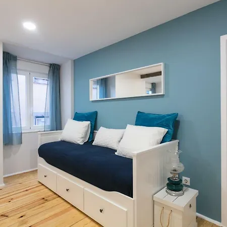 Lov'alfama, At In Lisbona