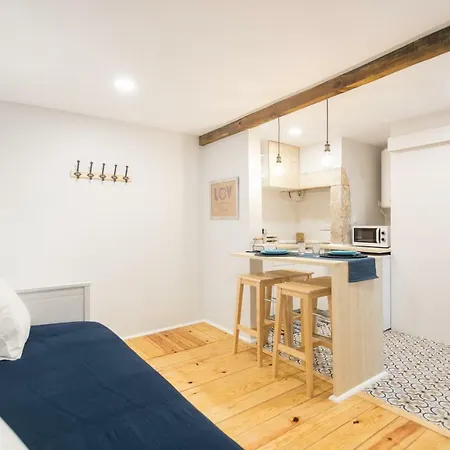 Lov'alfama, At In Lisbona